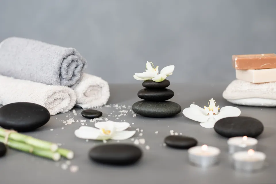 Pietre calde, asciugamani e fiori per un trattamento spa
