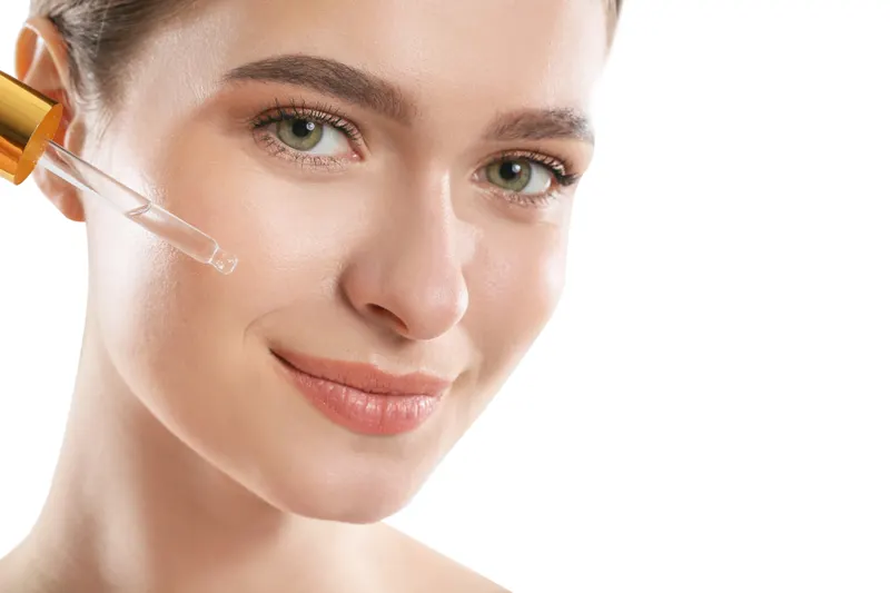 Applicazione di un siero sul viso